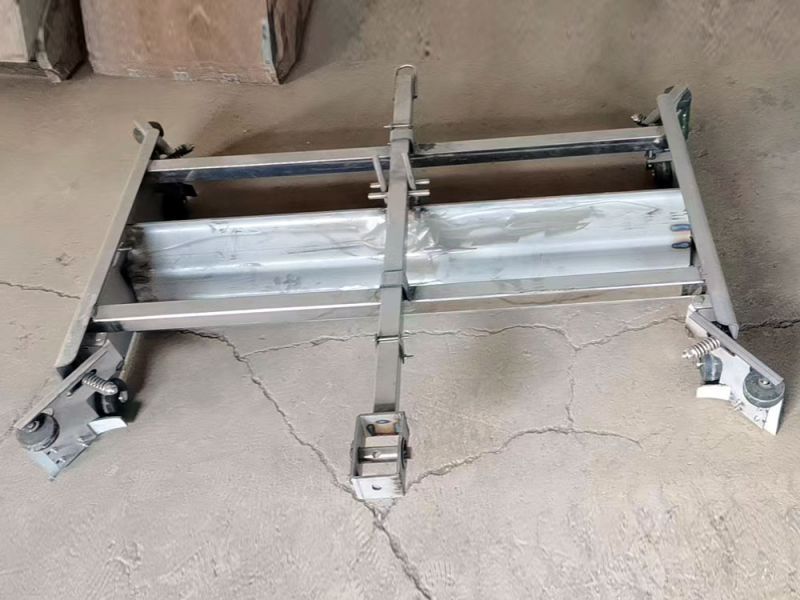 全自動(dòng)刮糞機(jī)養(yǎng)殖什么畜禽可以用？養(yǎng)雞養(yǎng)豬養(yǎng)羊如何選擇適合的刮糞機(jī)？